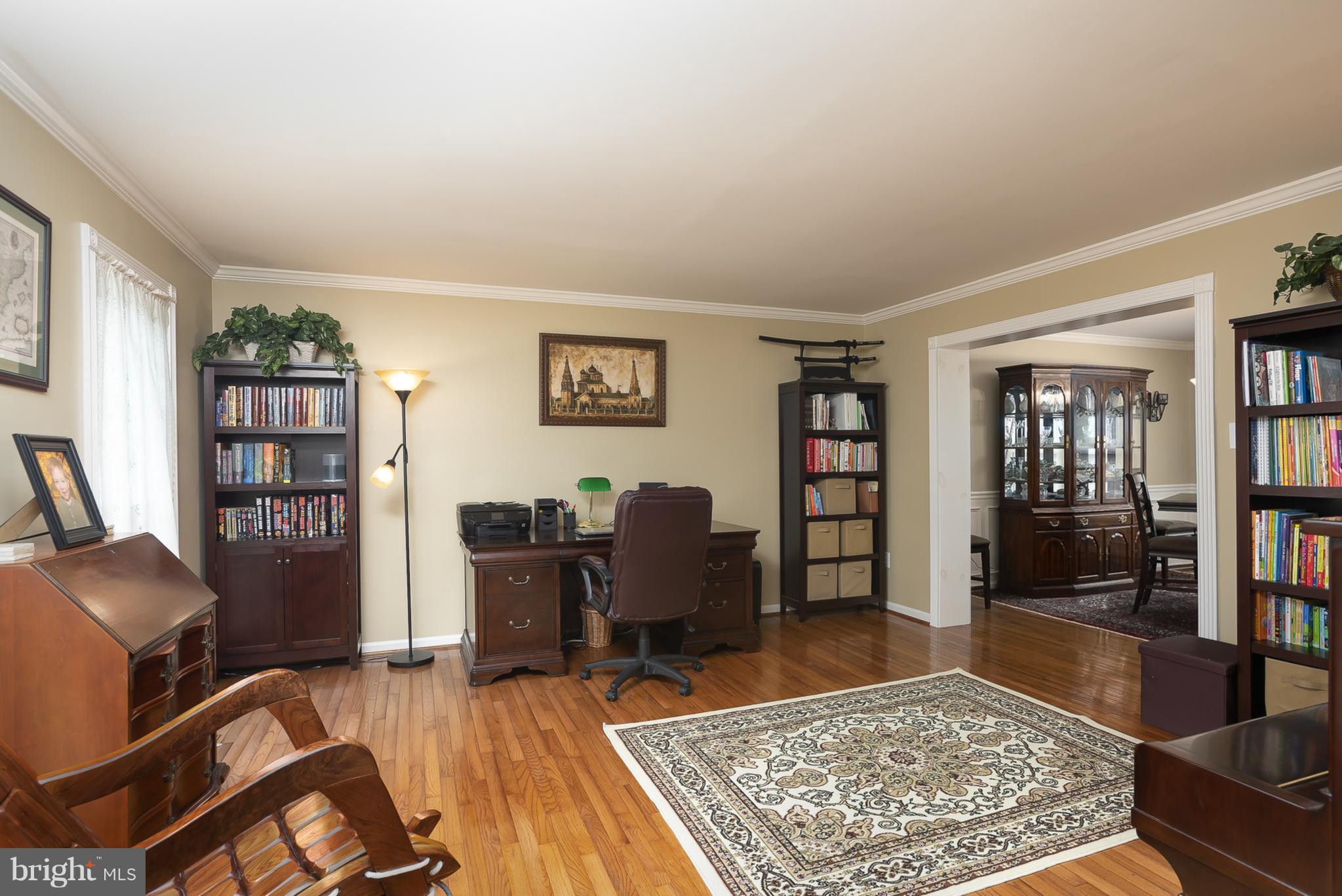 9550 Ridgeview Drive Columbia, MD 21046 - Photo 3 of 30 a living room with furniture and a rug