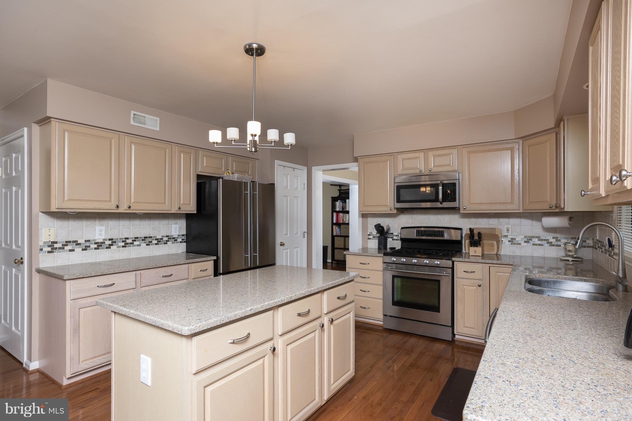 9550 Ridgeview Drive Columbia, MD 21046 - Photo 8 of 30 a kitchen with appliances a sink and cabinets