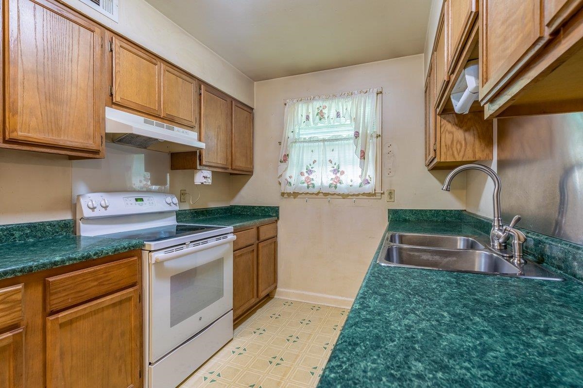6237 Brunswick Road Arlington, TN 38002 - Photo 5 of 25 a kitchen with granite countertop a sink and a stove