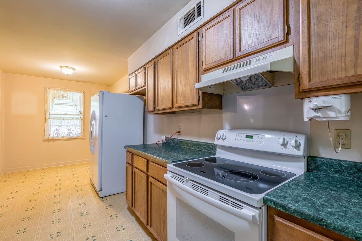 6237 Brunswick Road Arlington, TN 38002 - Photo 7 of 25 a kitchen with granite countertop a sink a stove and refrigerator