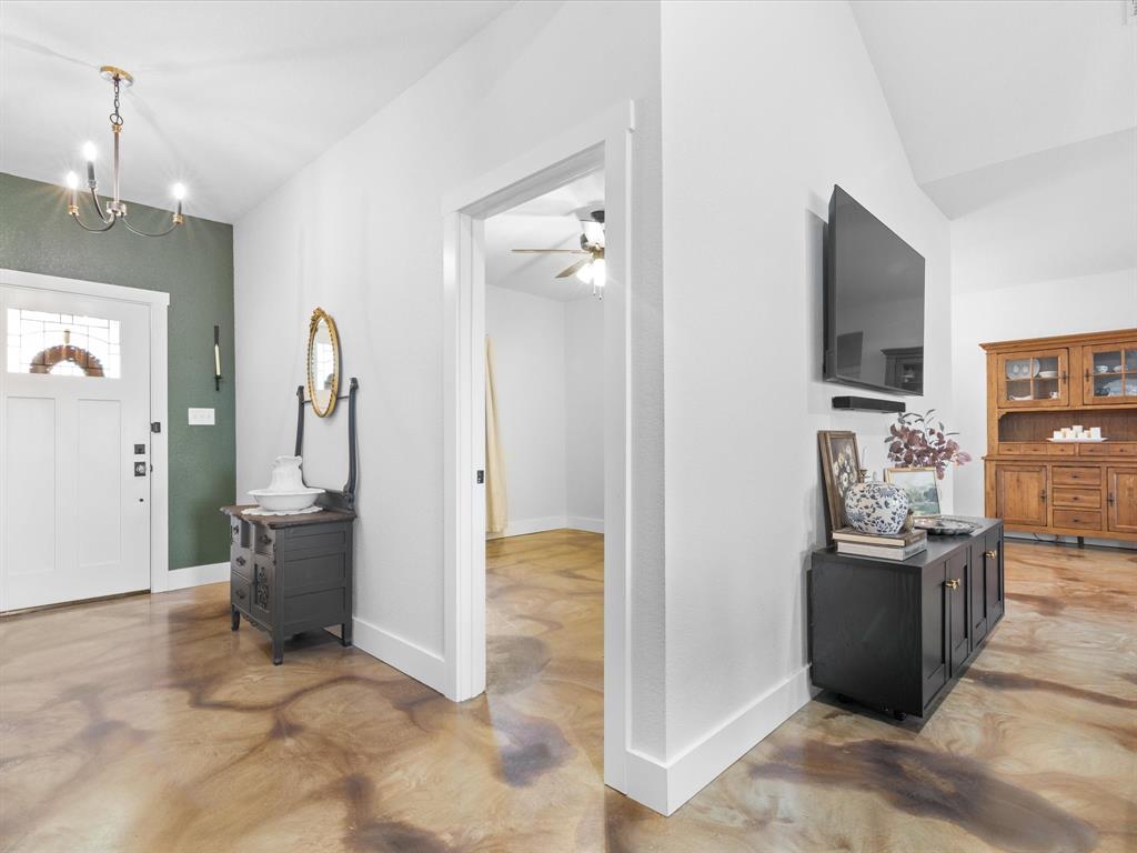 405 Advance Road Weatherford, TX 76088 - Photo 6 of 35 a view of a living room