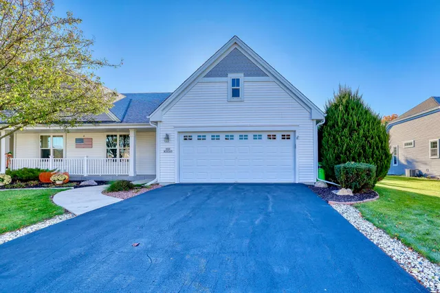 $524,900 | N52-w35347 Lighthouse Lane, Oconomowoc, WI 53066