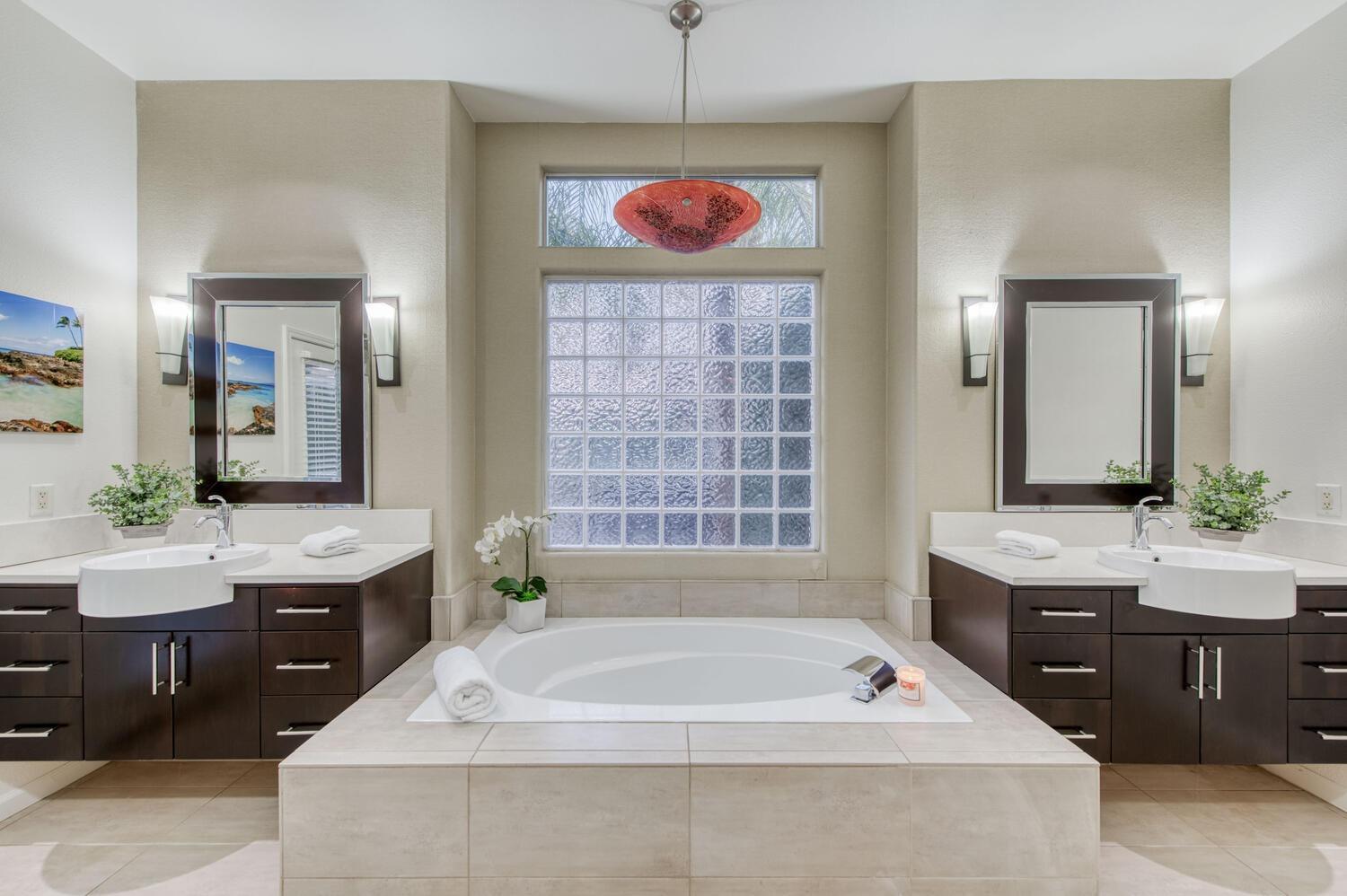 1081 North Harvard Avenue Clovis, CA 93611 - Photo 33 of 57 a spacious bathroom with a tub sink and mirror