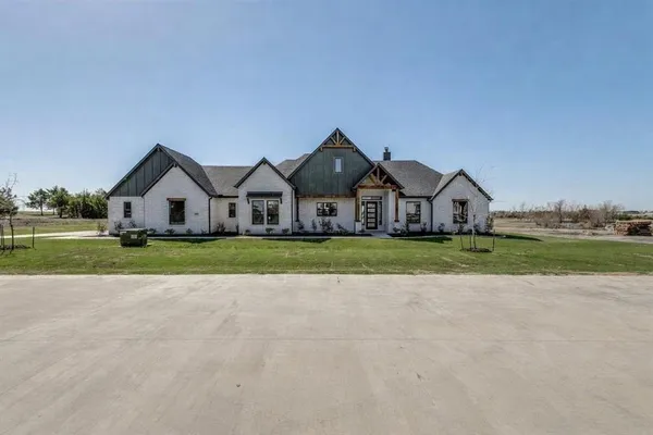 $690,000 | 820 Evergreen Way, Nevada, TX 75173