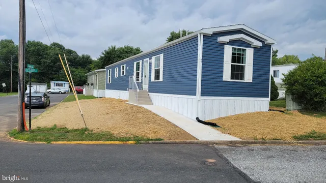 a view of outdoor space yard and porch