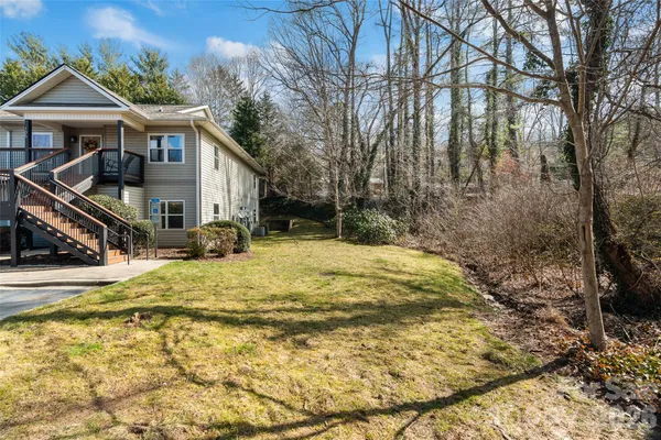a view of yard with tree