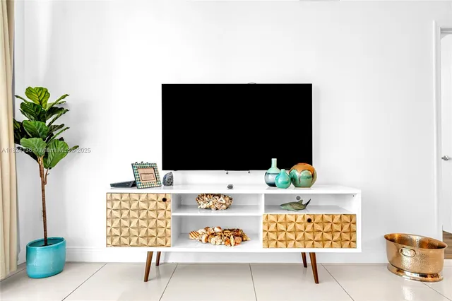 $3,000 | 1750 North Bayshore Drive, Unit 2005, Miami, FL 33132