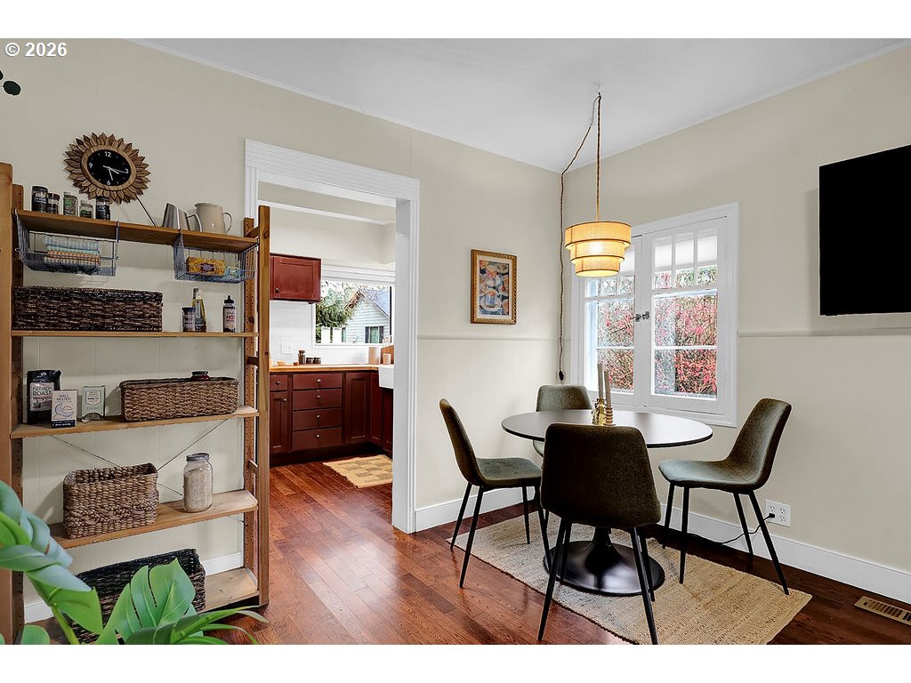 5537 Southwest Florida Street Portland, OR 97219 - Photo 11 of 45 a workspace with furniture and window