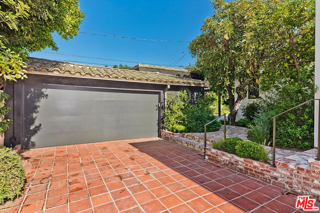 4416 Arcola Avenue Toluca Lake, CA 91602 - Photo 37 of 46 a view of a backyard of the house