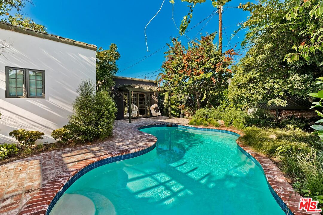 4416 Arcola Avenue Toluca Lake, CA 91602 - Photo 40 of 46 a view of a backyard with plants