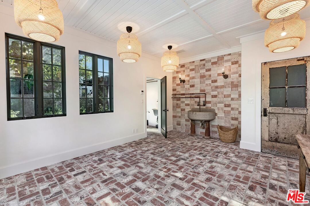 4416 Arcola Avenue Toluca Lake, CA 91602 - Photo 44 of 46 a very nice looking room with a large window