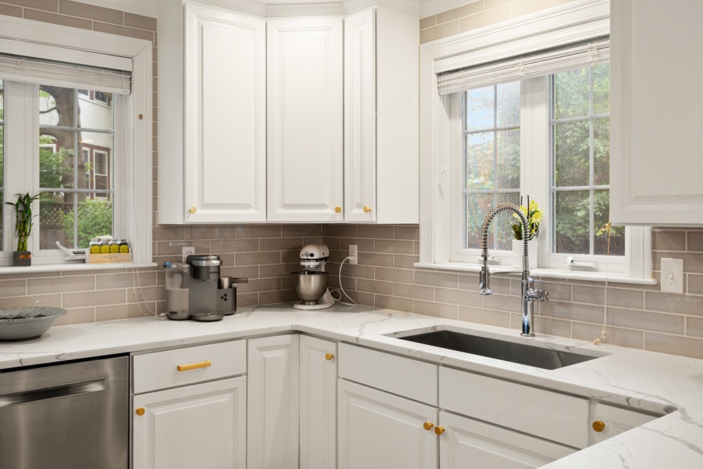 12 Oakley Road, Unit 4 Belmont, MA 02478 - Photo 9 of 37 Gallery Image 9
