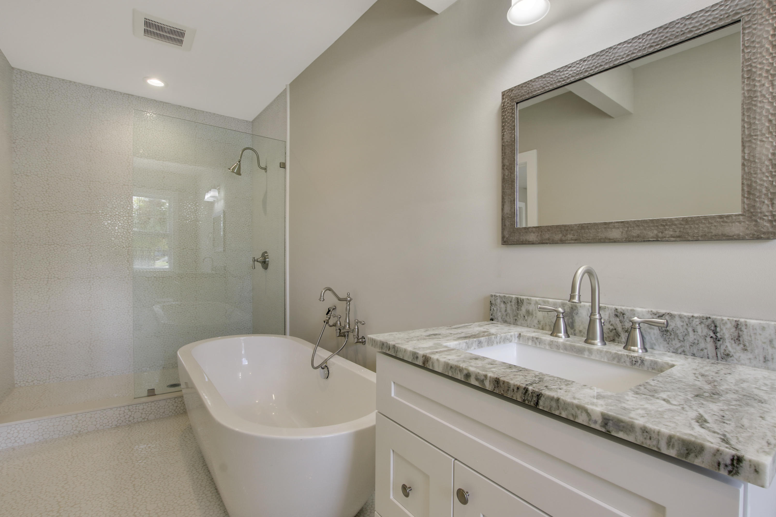7947 Southeast Peach Way Jupiter, FL 33458 - Photo 19 of 30 Bathroom 2