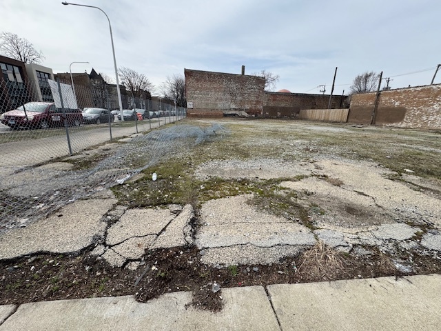 131 East 43rd Street Chicago, IL 60653 - Photo 2 of 5 a view of a dry yard with wooden fence