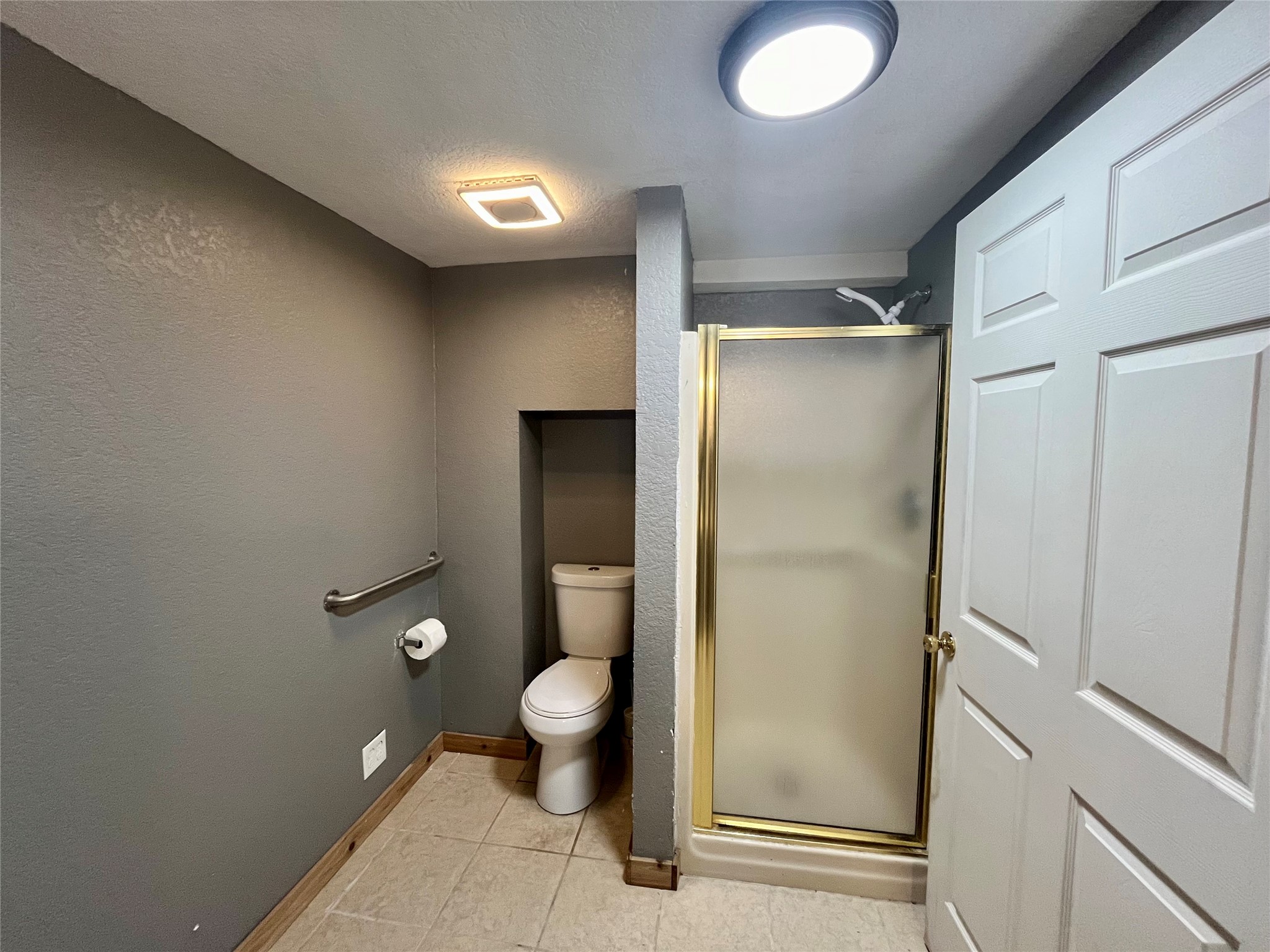 318 Marine Way Freeport, TX 77541 - Photo 18 of 20 a bathroom with a shower and a toilet