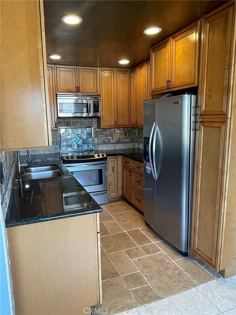 1187 East 3rd Street, Unit 209 Long Beach, CA 90802 - Photo 4 of 34 BLACK GRANITE COUNTERS