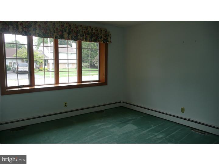 14 Darwin Road Newark, DE 19702 - Photo 11 of 20 Living Room