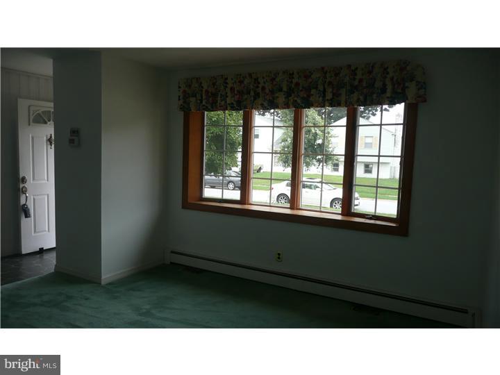 14 Darwin Road Newark, DE 19702 - Photo 12 of 20 Living Room