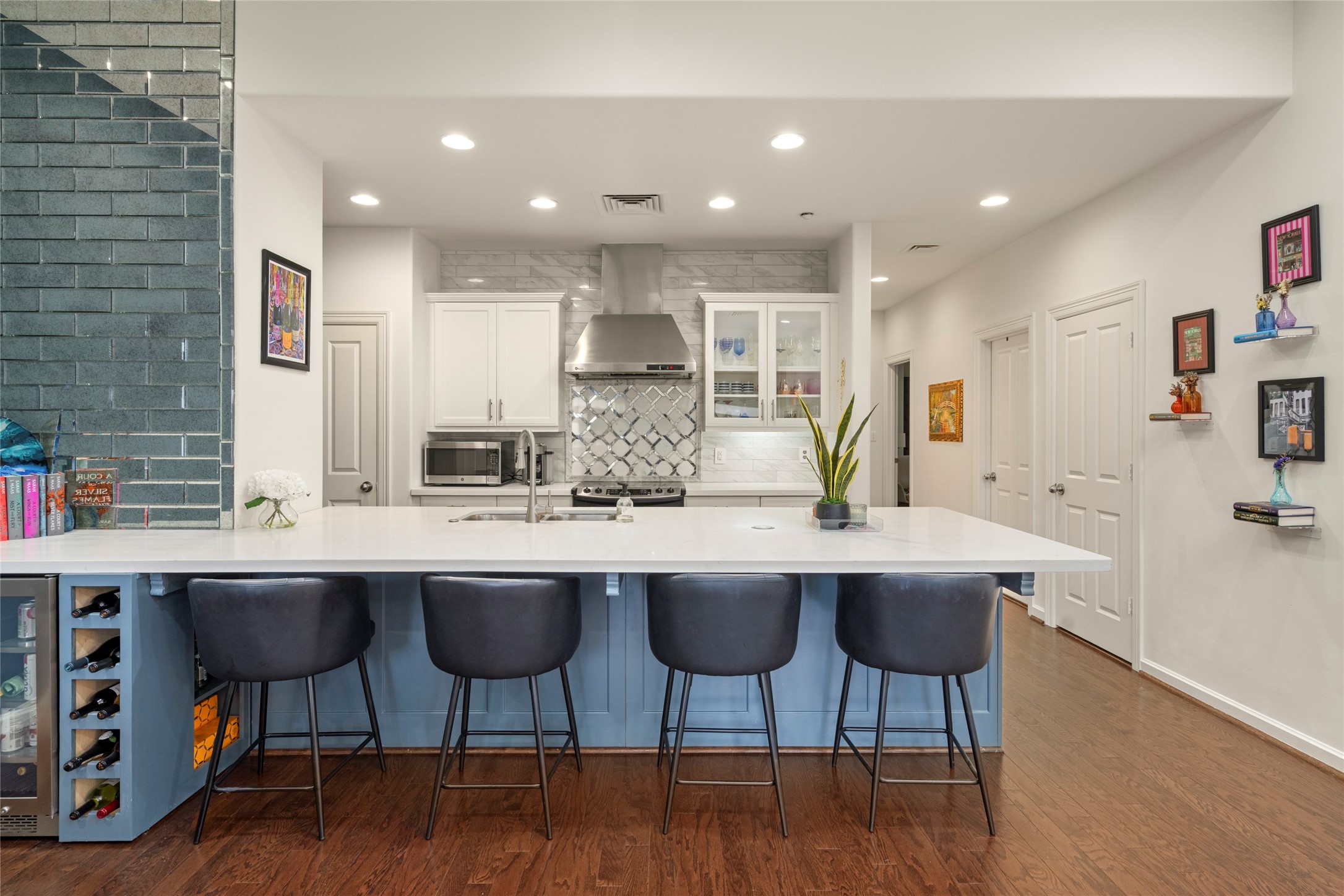 914 Main Street, Unit 1008 Houston, TX 77002 - Photo 13 of 26 Another view of the beautifully designed home with eye-catching backsplash walls and a versatile breakfast bar for serving and socializing.