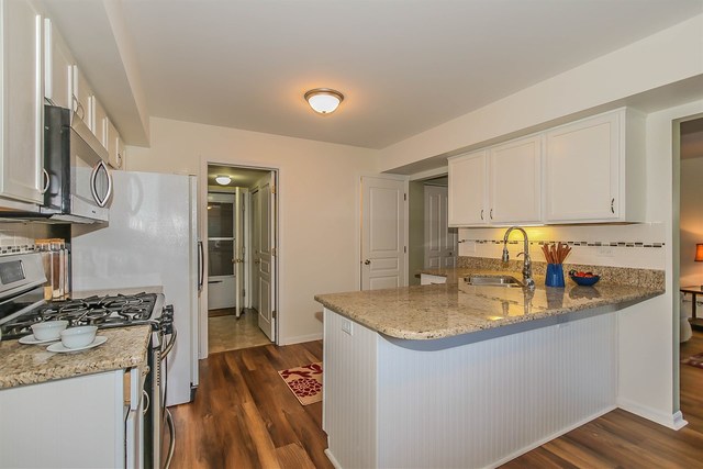 302 Locksley Drive Streamwood, IL 60107 - Photo 8 of 23 a kitchen with a sink stove and refrigerator