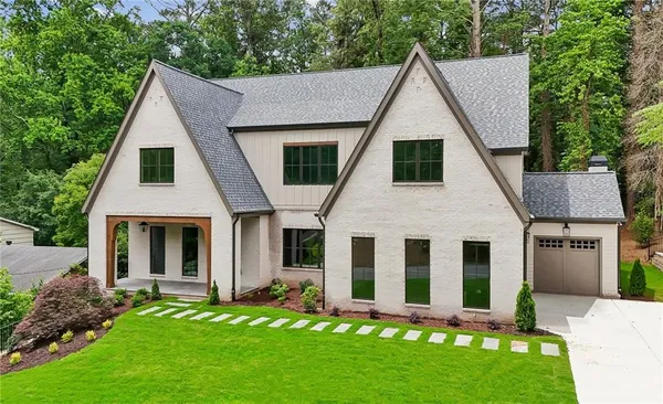 a view of a yard in front of house