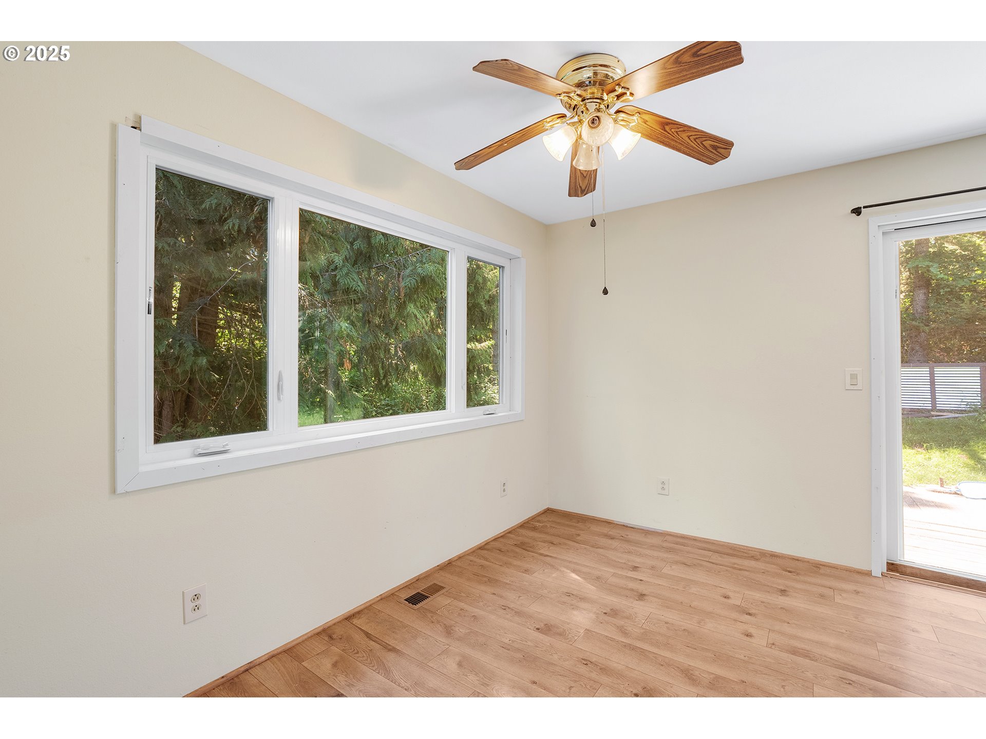 701 Northeast Evans Road Corbett, OR 97019 - Photo 12 of 48 en empty room with window and ceiling fan