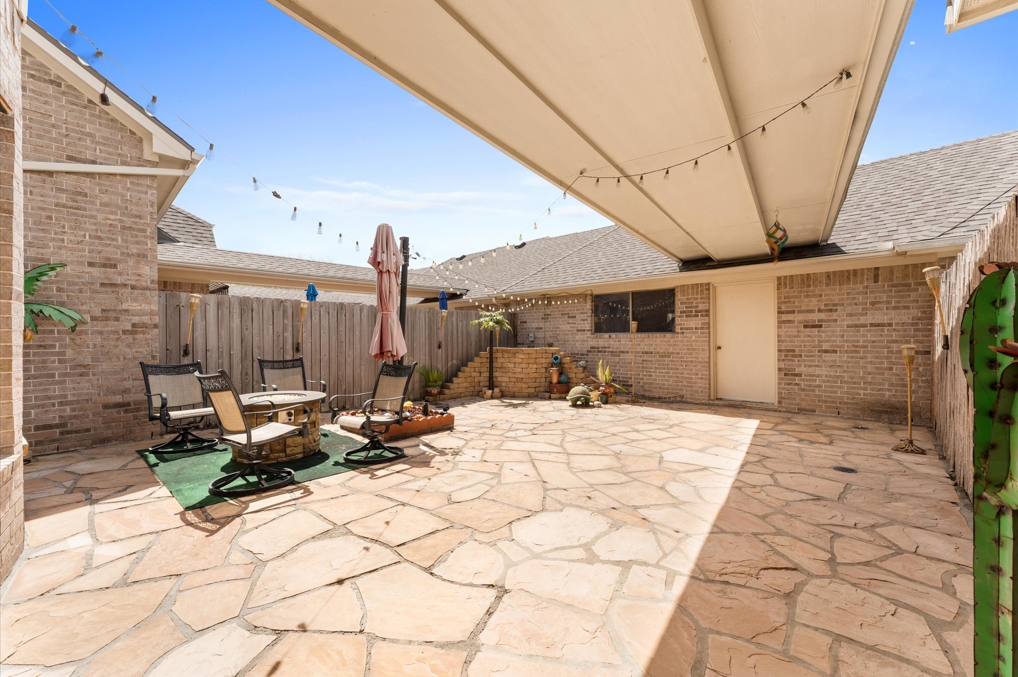 2411 Clippers Square Houston, TX 77058 - Photo 24 of 25 a view of a patio with a table and chairs