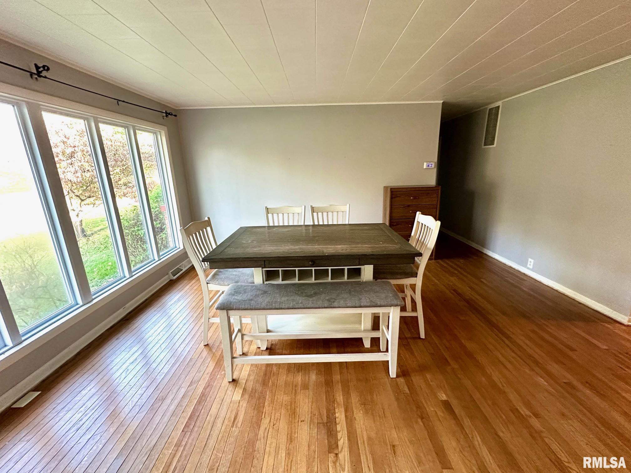 207 Mound Place Jacksonville, IL 62650 - Photo 3 of 15