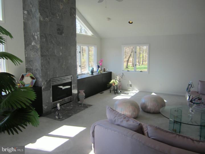 42 Crown Road Somerset, NJ 08873 - Photo 5 of 23 Gallery Image 5