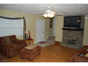 807 Swadley Road, Unit 9 Johnson City, TN 37601 - Photo 3 of 24 Spacious living room