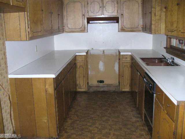 304 Hamilton Road Lexington, NC 27295 - Photo 2 of 6 Kitchen.