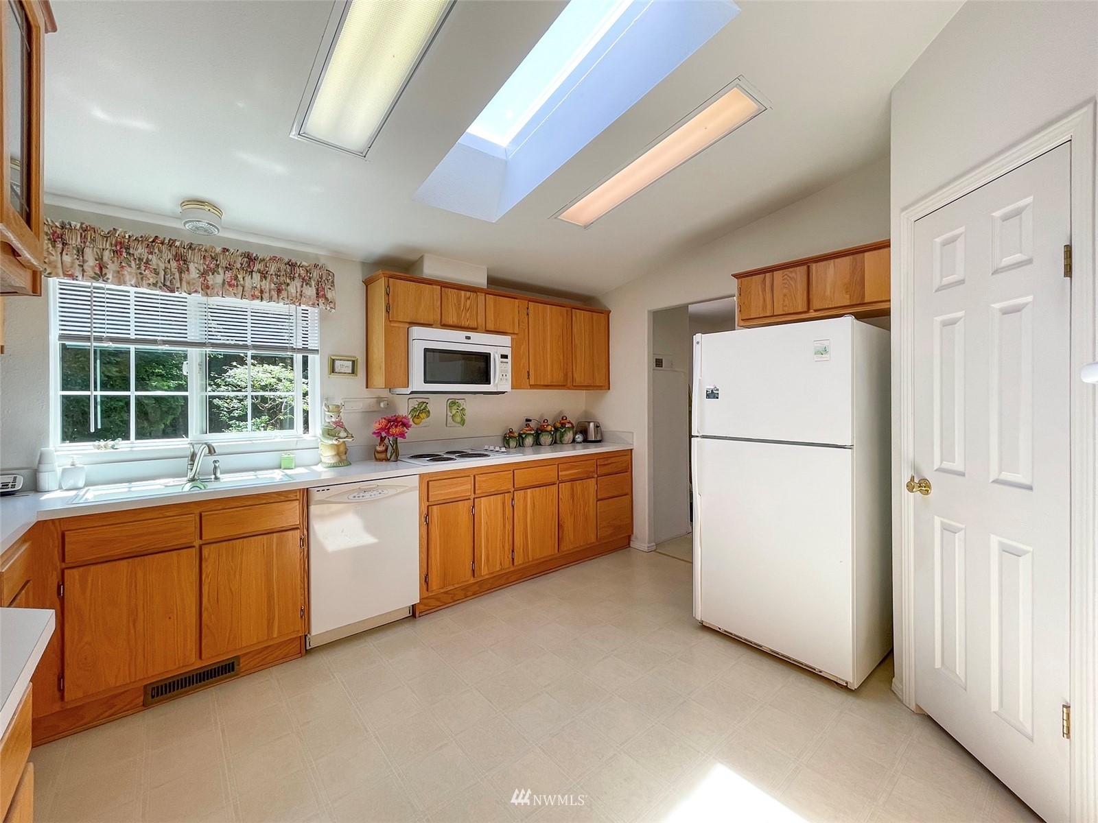 320 Rhododendron Drive Sequim, WA 98382 - Photo 10 of 38 Gallery Image 10