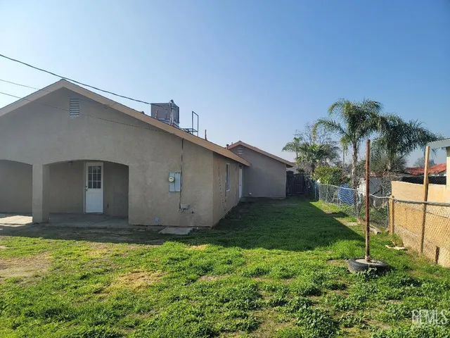 a house view with a backyard space