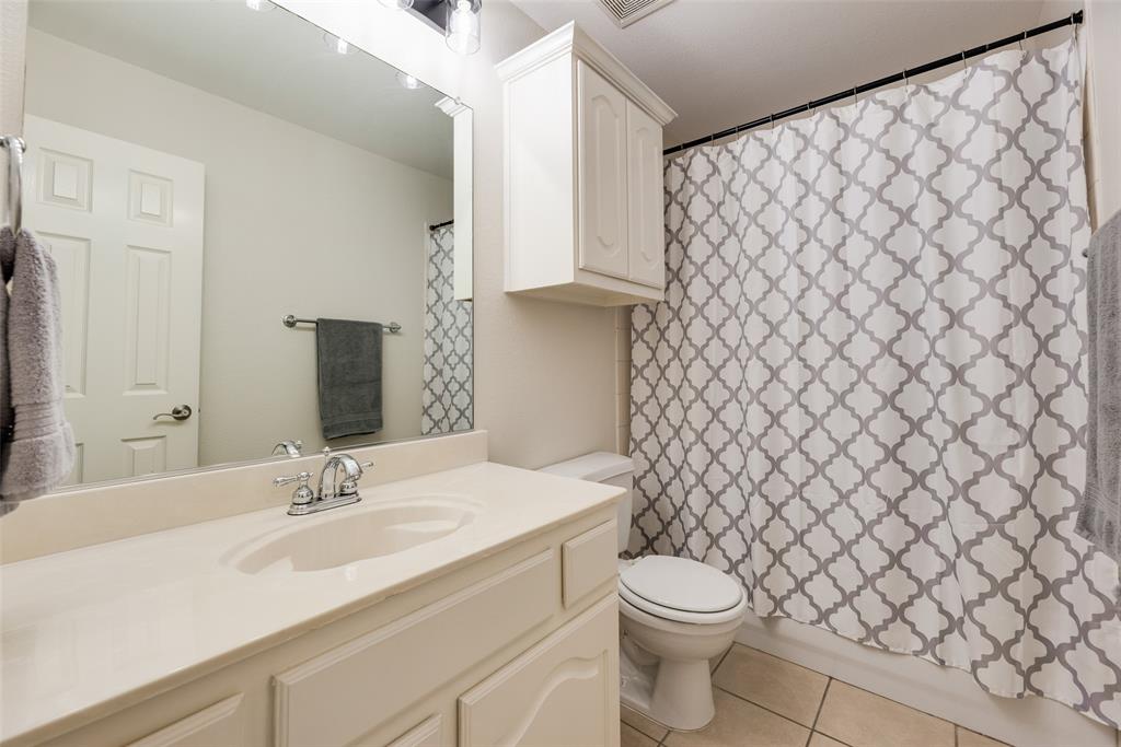 11920 Vienna Apple Road Fort Worth, TX 76244 - Photo 28 of 40 Upstairs hall bathroom at 11920 Vienna Apple in Villages of Woodland Springs community in North Fort Worth