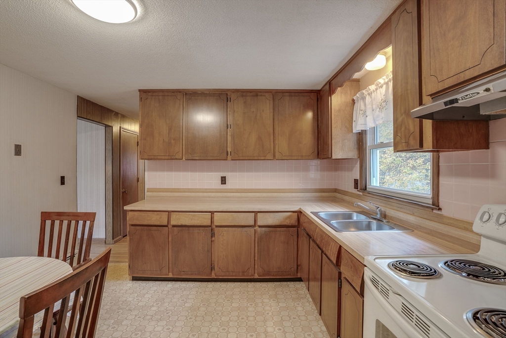 19 Gallows Hill Road Salem, MA 01970 - Photo 11 of 20 Gallery Image 11