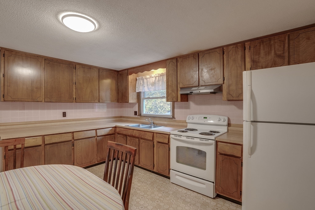 19 Gallows Hill Road Salem, MA 01970 - Photo 10 of 20 Gallery Image 10
