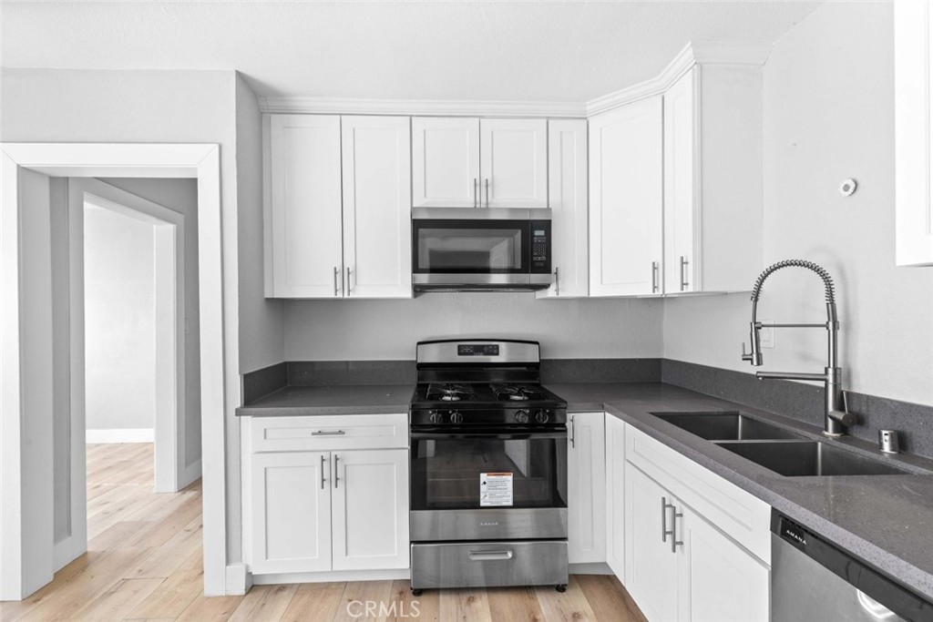 7137 Greeley Street, Unit 4 Tujunga, CA 91042 - Photo 7 of 29