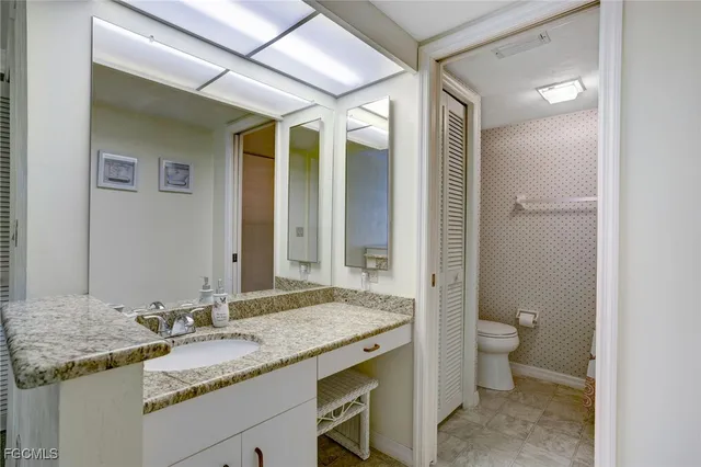 a view of empty room with a ceiling fan