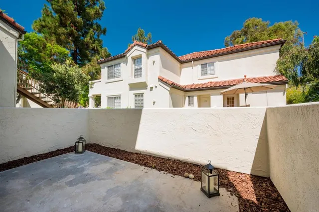 a view of a house with entryway