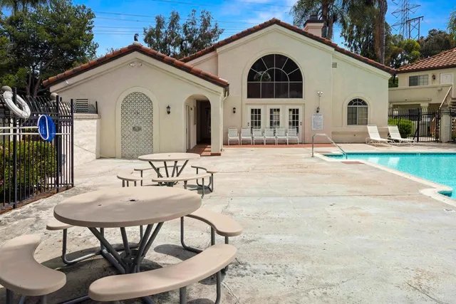 a view of a house with backyard
