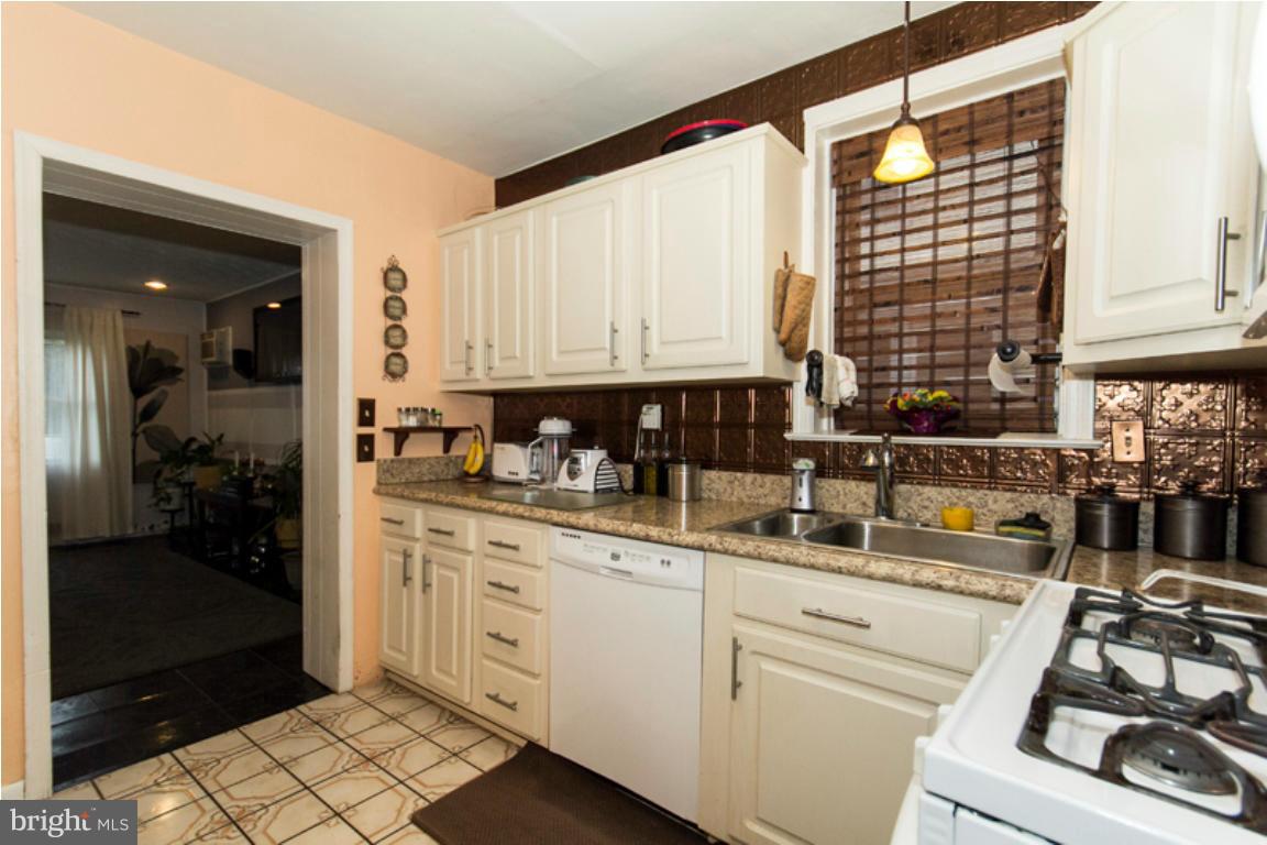 3706 Dennlyn Road Baltimore, MD 21215 - Photo 4 of 17 Kitchen