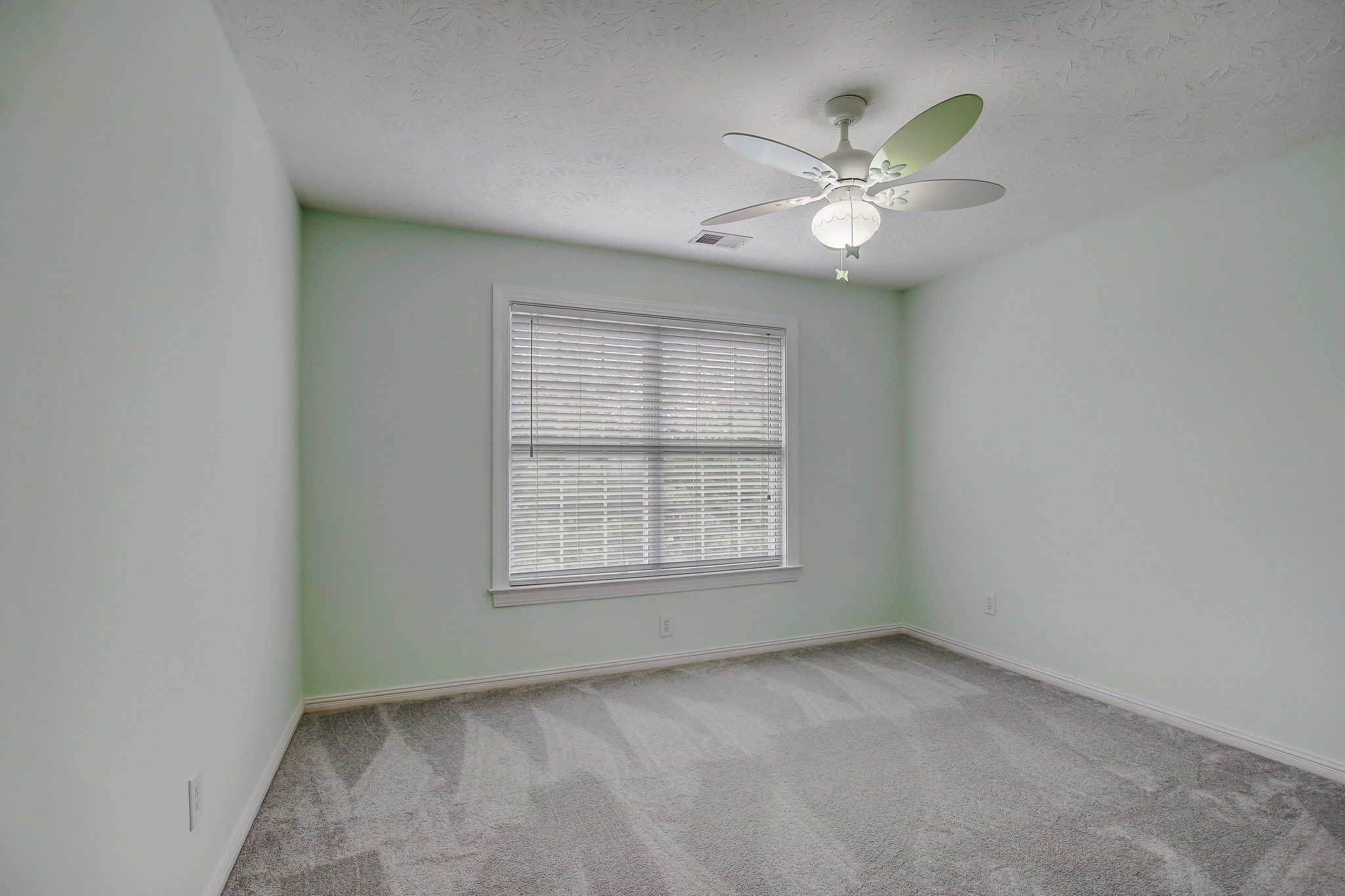 124 Cedar Ridge Lane Hendersonville, TN 37075 - Photo 38 of 66 an empty room with a window and a fan