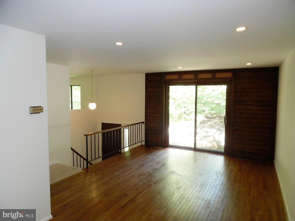 9426 Farewell Road Columbia, MD 21045 - Photo 10 of 30 Living Room