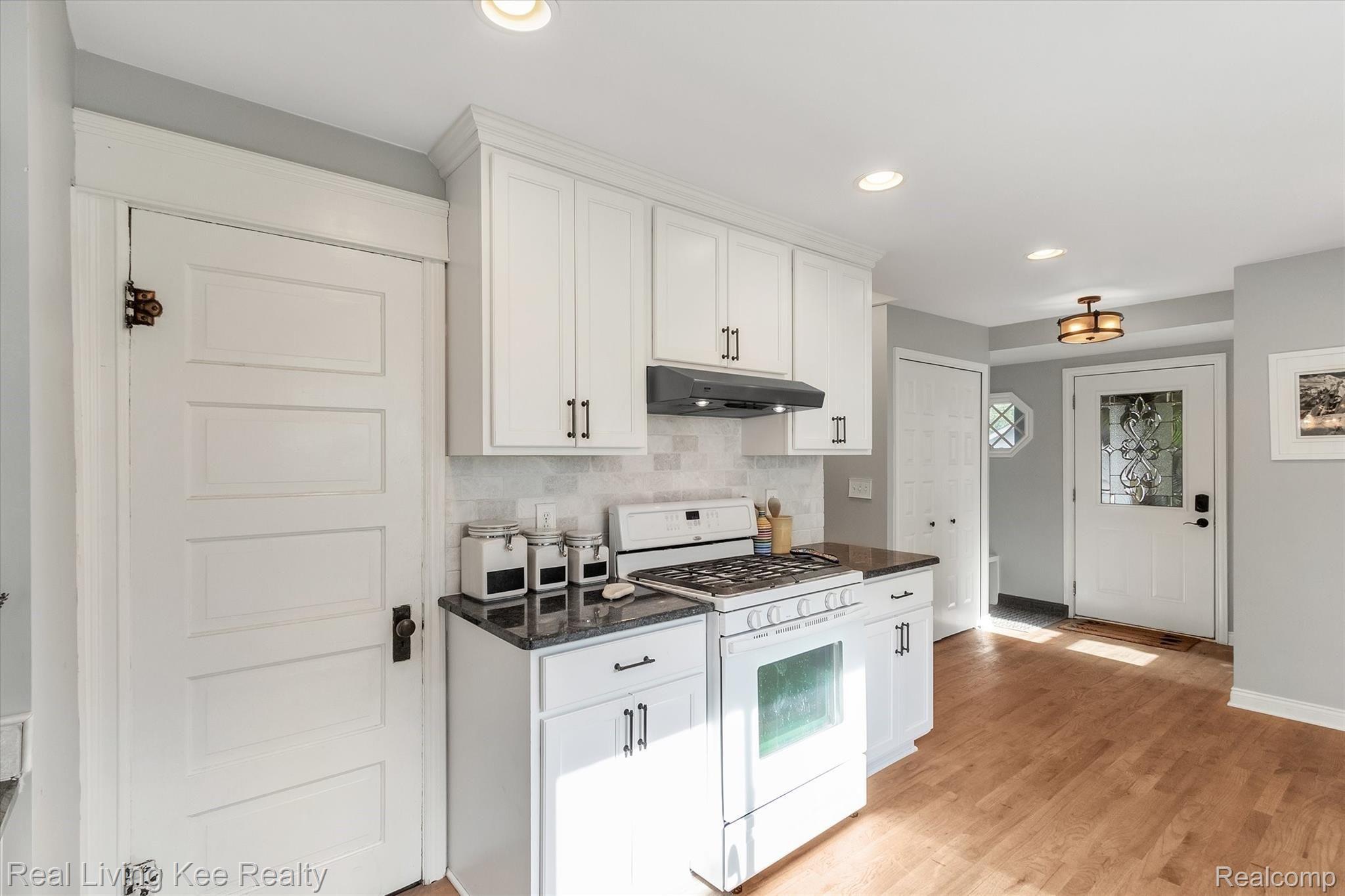 706 Parkdale Road Rochester, MI 48307 - Photo 14 of 40 14-706-Parkdale-Rd-WindowStill-Real-Estate-Photography-14.jpg