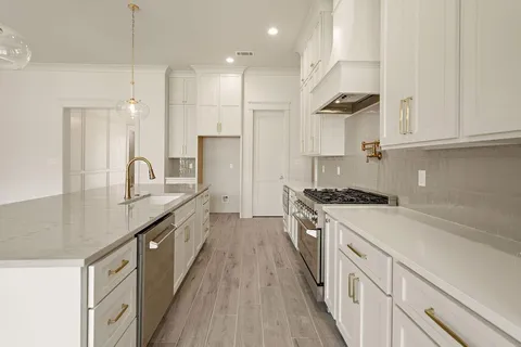 $682,500 | 4221 Cypress Point Drive, Covington, LA 70433