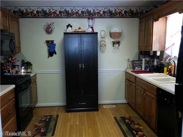 229 Towe Road Pilot Mountain, NC 27041 - Photo 10 of 18 Kitchen.