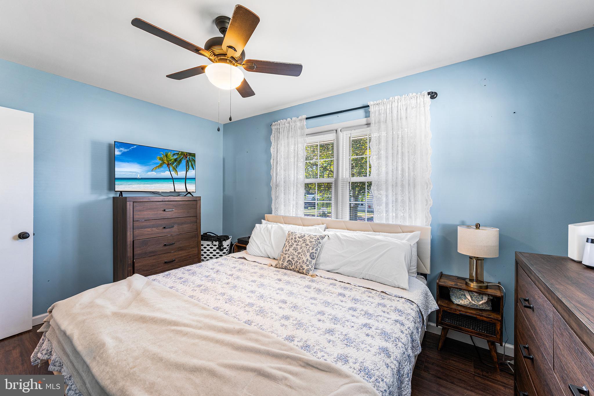 128 Michigan Road Pennsville, NJ 08070 - Photo 17 of 30 a bedroom with a bed and a dresser