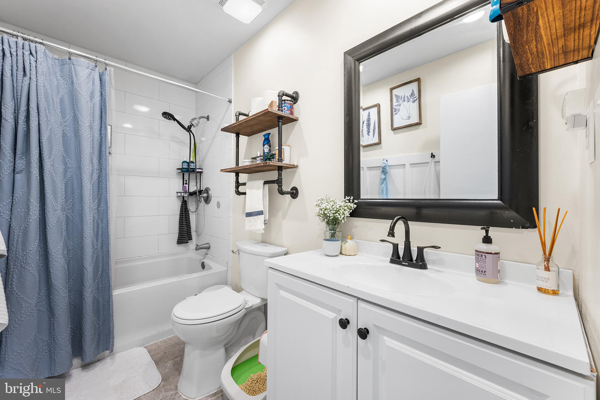 128 Michigan Road Pennsville, NJ 08070 - Photo 19 of 30 a bathroom with a toilet a sink and a bathtub