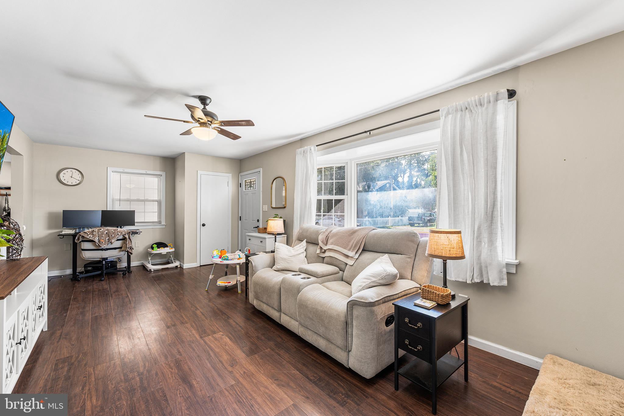 128 Michigan Road Pennsville, NJ 08070 - Photo 5 of 30 a living room with furniture and wooden floor