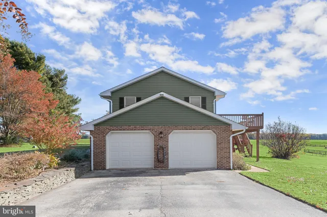 a black and white photo of a picture